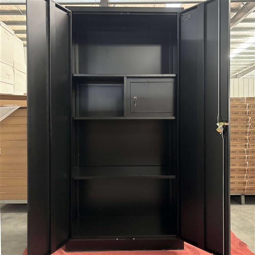 Juodo metalo spintelės saugykla